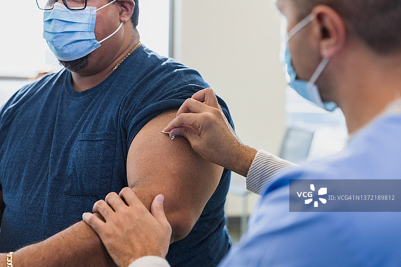 医生准备为中年男人注射图片素材