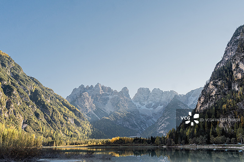 秋季迪伦湖的山景倒影图片素材
