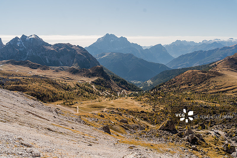 徒步前往多洛米蒂山脉五塔峰时的狂野山景图片素材