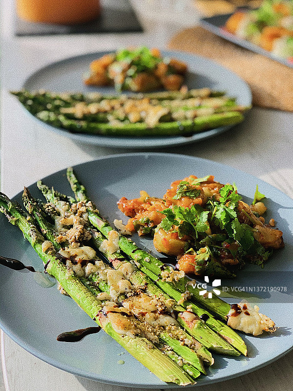 芦笋配帕尔马干酪和东方风味茄子图片素材