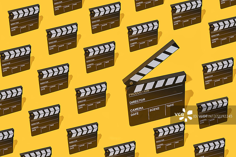 黄色背景上的一些关闭和打开的电影场记板图片素材