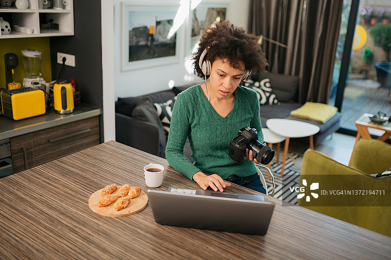 非裔美国女性自由职业者在家工作的高角度视图图片素材