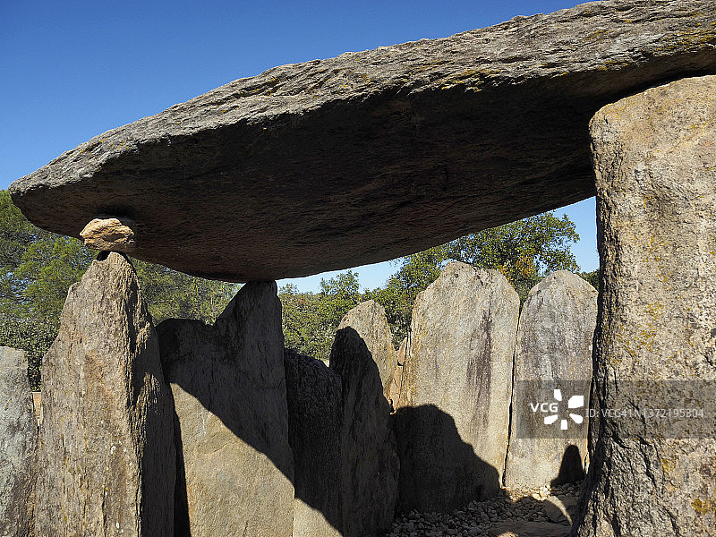 西班牙韦尔瓦“埃尔波苏埃洛考古遗址”巨石墓群的支石墓7图片素材