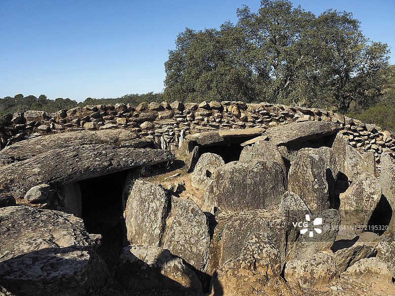 韦尔瓦“El Pozuelo考古遗址”巨石支石墓群的支石墓6全景，西班牙图片素材