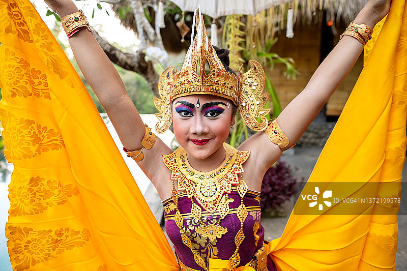 穿着传统服饰的印度尼西亚巴厘岛青年舞者肖像图片素材