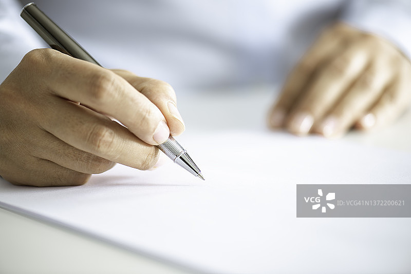 商人签署合同文件图片素材