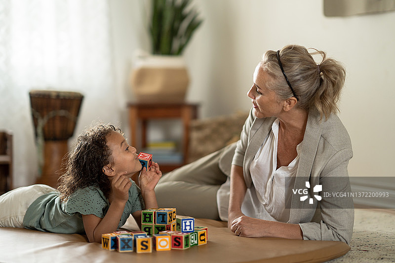 在地板上玩积木图片素材