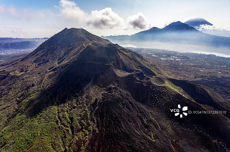 巴厘岛巴图尔阿邦阿贡火山航拍图片素材