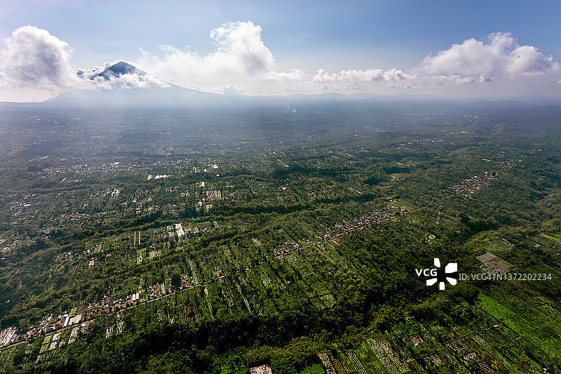 巴厘岛香料咖啡种植园和阿贡火山航拍图片素材