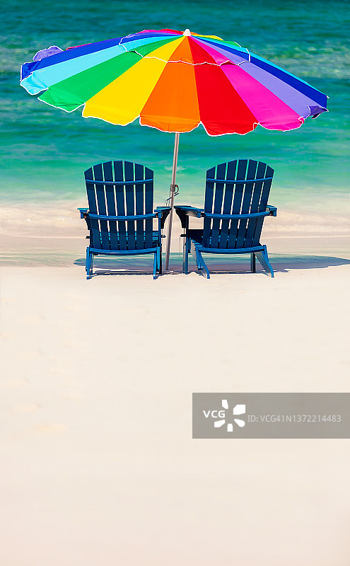 巴哈马彩色遮阳伞和两张沙滩椅图片素材