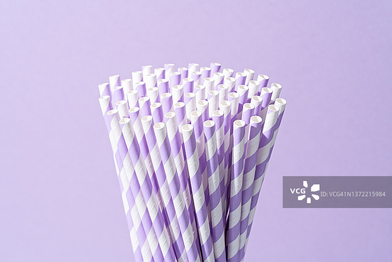 一捆紫色纸吸管图片素材