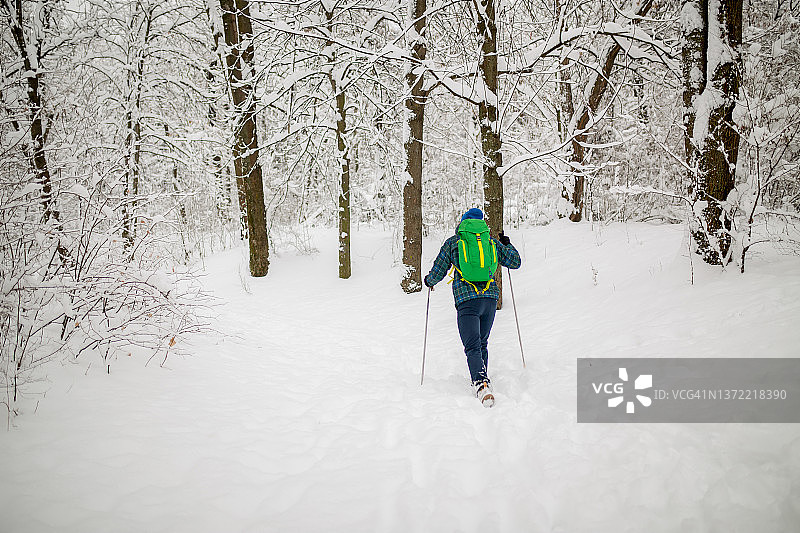 在雪山中徒步的男人图片素材