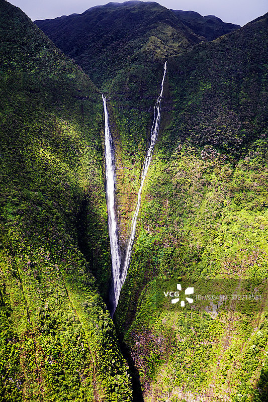 莫洛凯山谷火山太平洋瀑布航拍图片素材