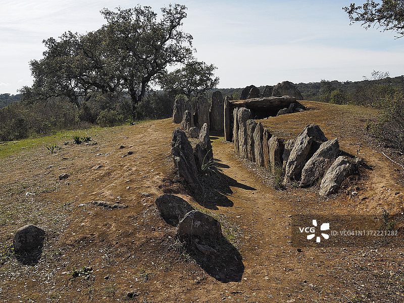 洛斯加布里埃莱斯支石墓，韦尔瓦省巴尔韦德尔卡米诺，西班牙图片素材
