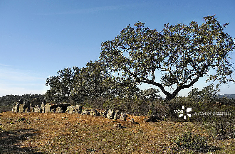 洛斯加布里埃莱斯支石墓，韦尔瓦省巴尔韦德尔卡米诺，西班牙图片素材