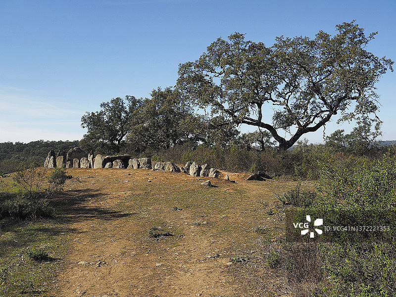 洛斯加布里埃莱斯支石墓，韦尔瓦省巴尔韦德尔卡米诺，西班牙图片素材