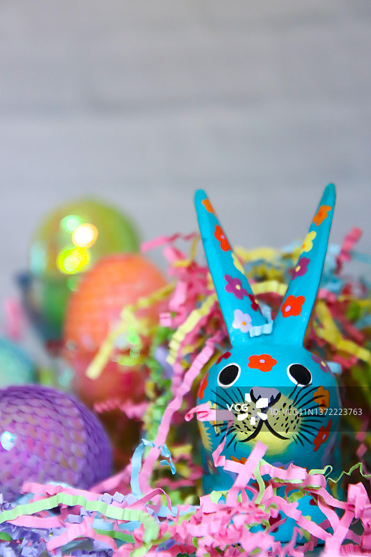 彩色兔子和复活节彩蛋图片素材