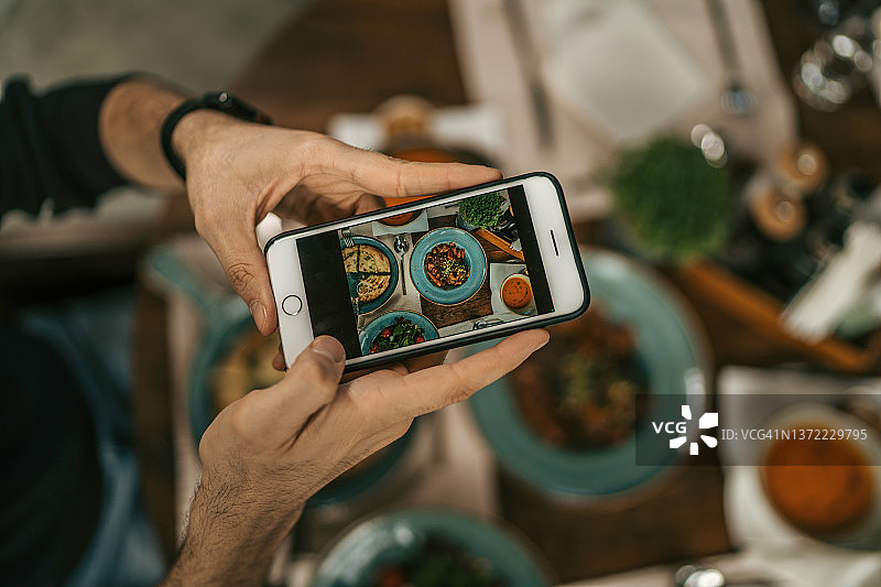 男子拍摄午餐图片素材