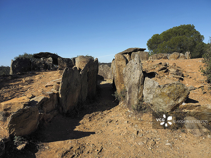 西班牙韦尔瓦省埃尔波苏埃洛巨石墓群的支石墓7号景观图片素材