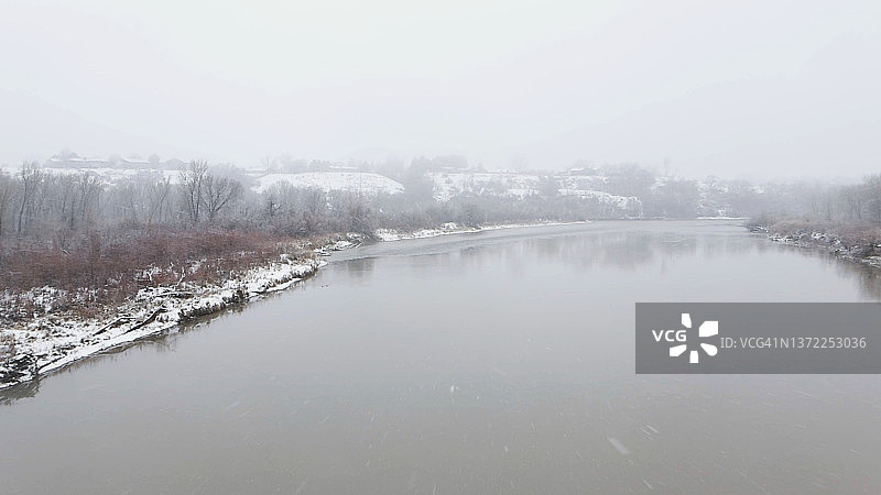 科罗拉多河冬季航拍：大雪纷飞的河流极端天气图片素材