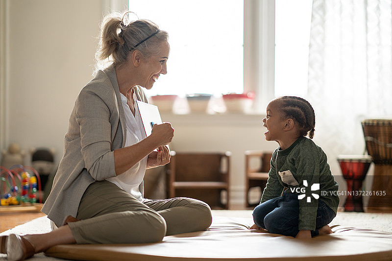 女语言治疗师和男孩图片素材