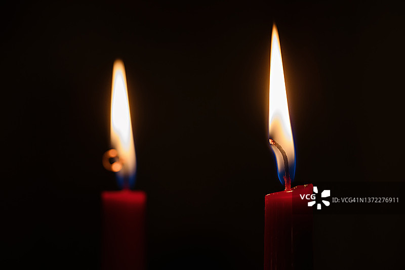 燃烧的红色蜡烛图片素材