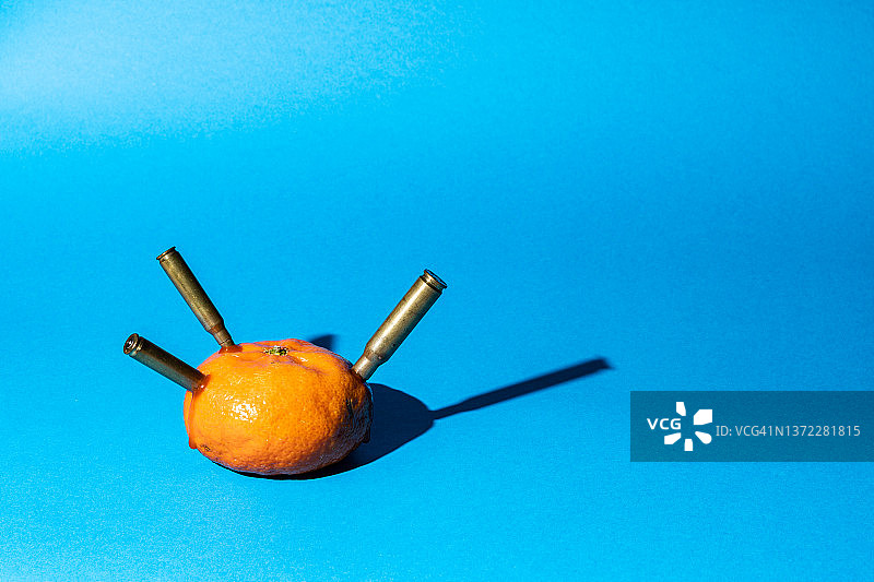 被子弹击穿的橘子图片素材