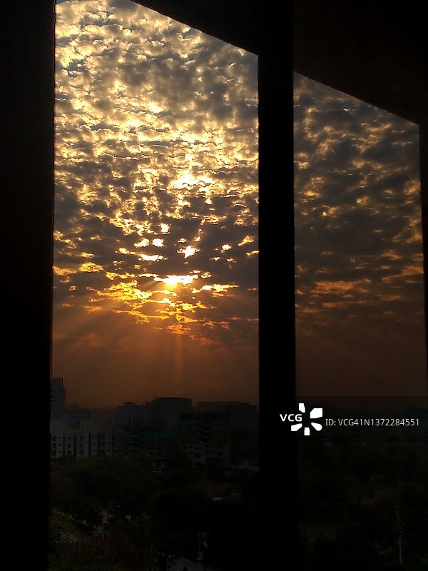透过窗户看到的壮丽日出/阳光/光线图片素材