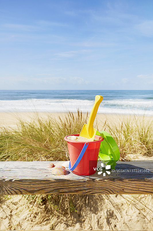 沙丘上色彩鲜艳的海滩玩具静物图片素材