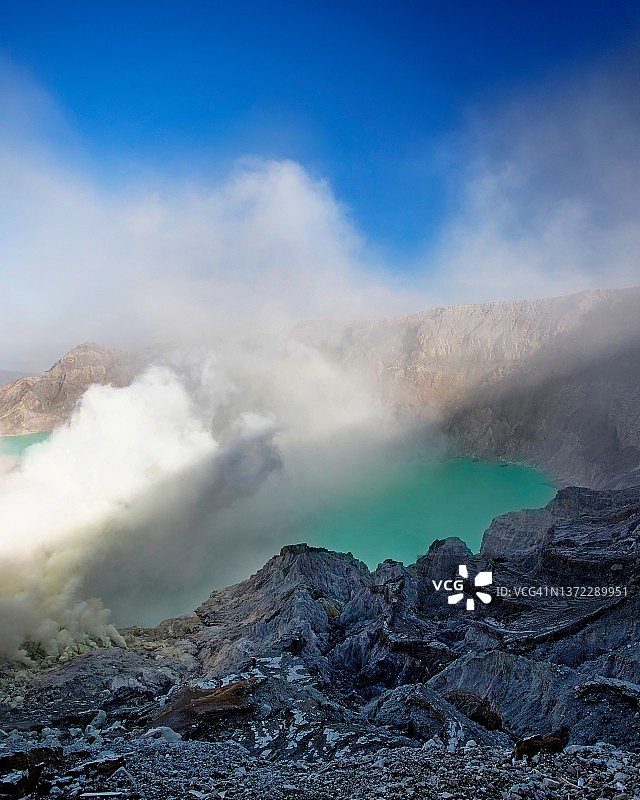 印度尼西亚爪哇岛伊真火山酸性火山湖图片素材