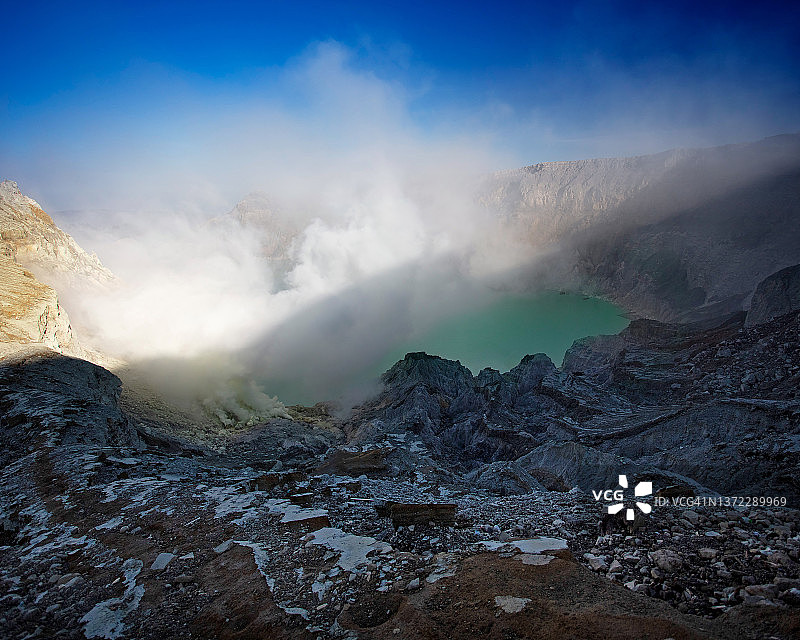 印度尼西亚爪哇岛伊真火山酸性火山湖图片素材