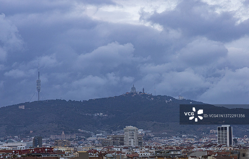 巴塞罗那城市景色，背景是蒂比达博山图片素材