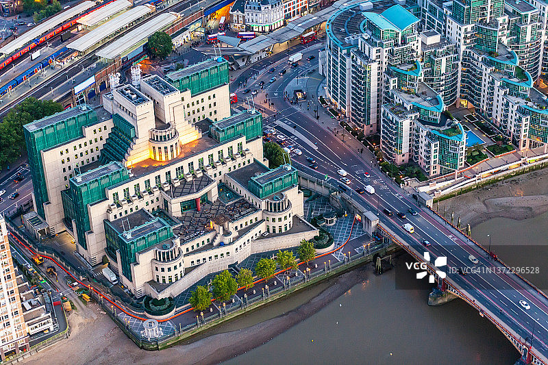 航拍伦敦市中心MI6英国政府大楼图片素材