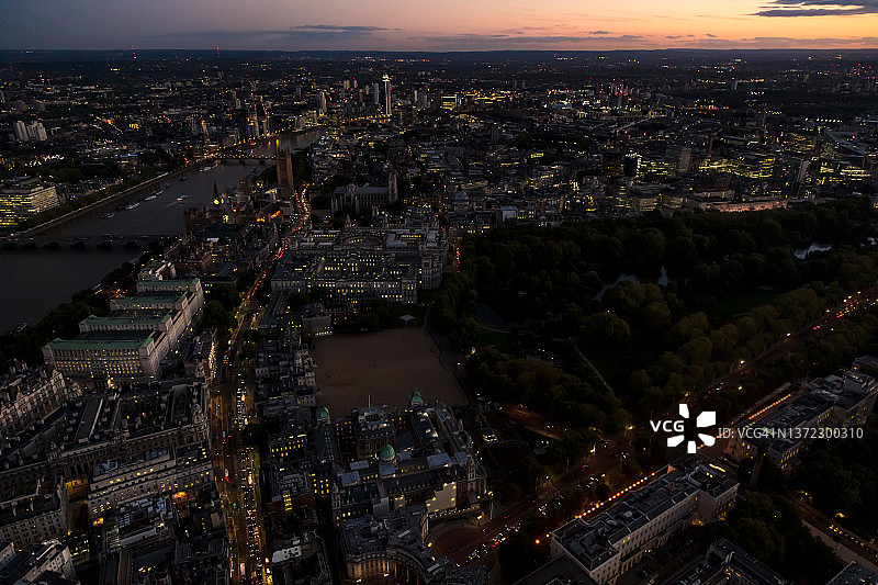 黄昏时分的伦敦圣詹姆斯公园威斯敏斯特航拍图片素材