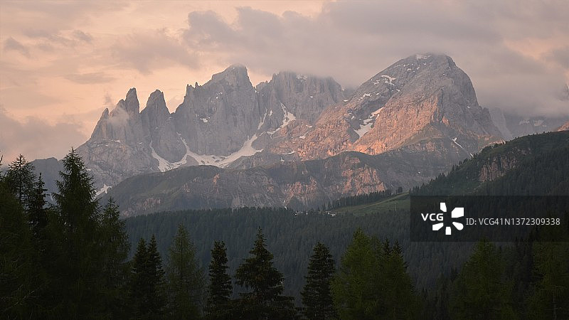 多洛米蒂山福科邦群峰和穆拉兹峰的日出图片素材