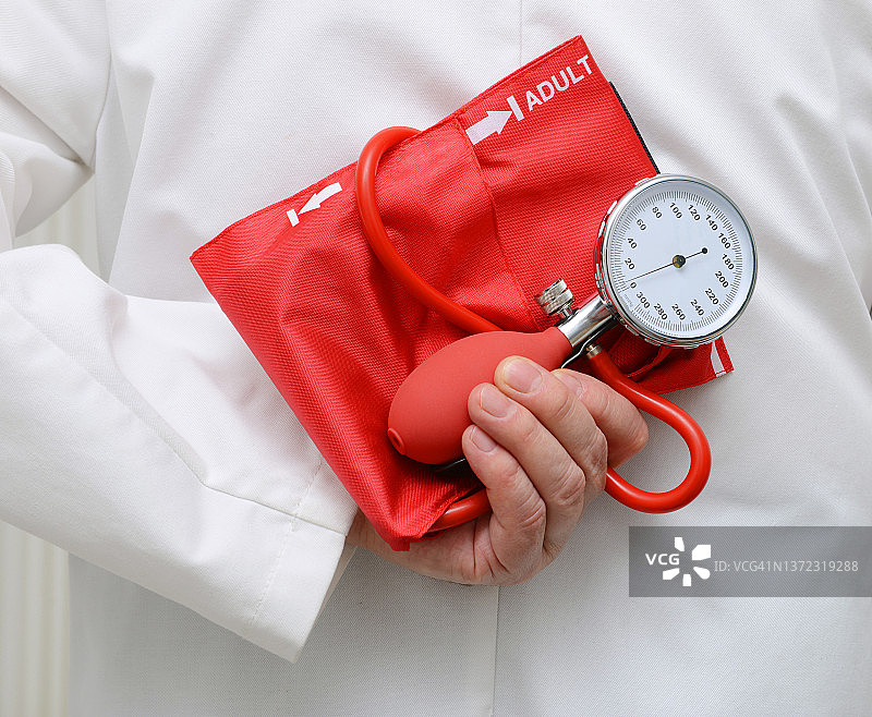 医生拿着血压计图片素材