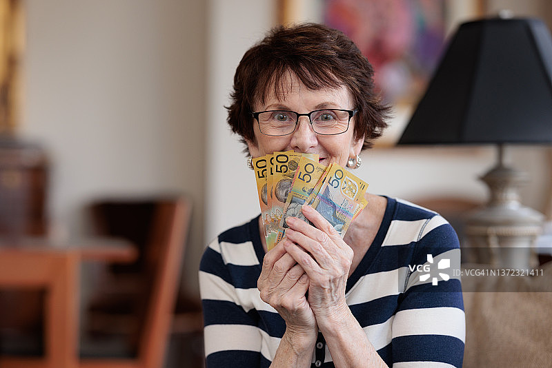 快乐的女人和钱图片素材