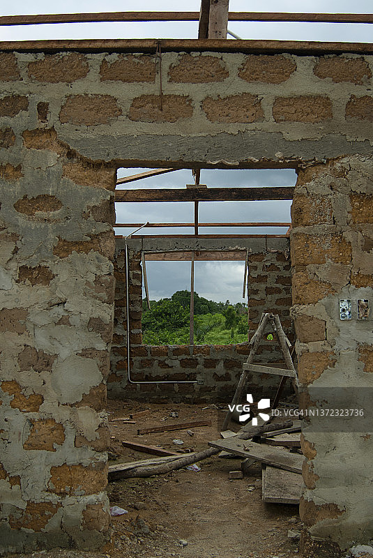 在建建筑物，透过窗户可看到西非利比里亚的热带森林图片素材