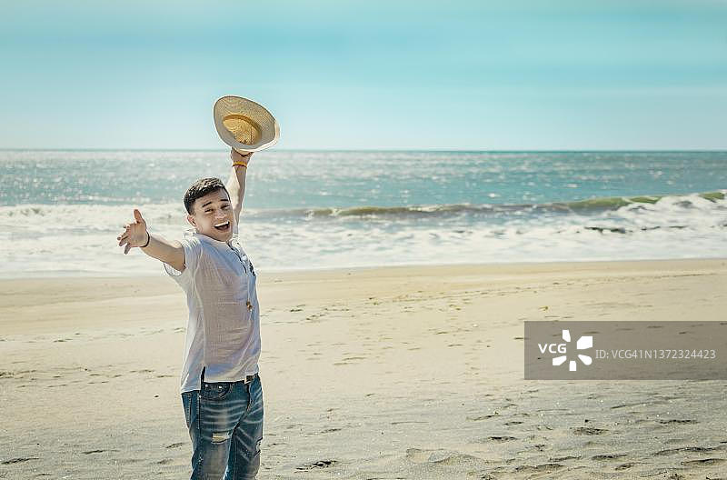 快乐的英俊男子在户外度假，快乐的拉丁年轻男子在海滩上，旅游概念，尼加拉瓜里瓦斯图片素材