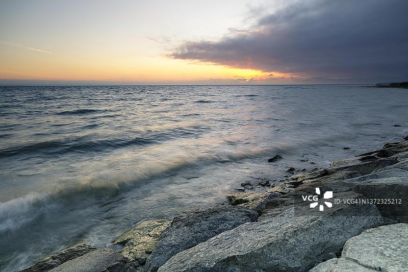 清晨的湖风和浪：瑞士图尔高州，康斯坦茨湖，居廷根港口的河岸稳定图片素材
