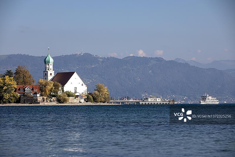从画家角望圣乔治教堂和普芬德山（德国巴伐利亚博登湖瓦asserburg）图片素材