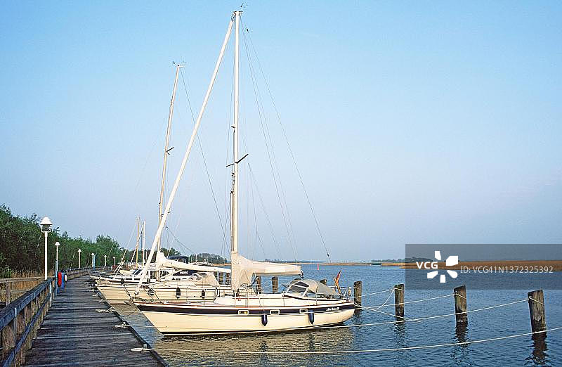 运动艇码头，德国梅克伦堡-前波美拉尼亚州，菲施兰-达尔斯-青斯特图片素材