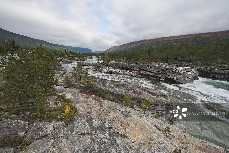 挪威奥普兰郡瓦加莫附近的白色水域图片素材