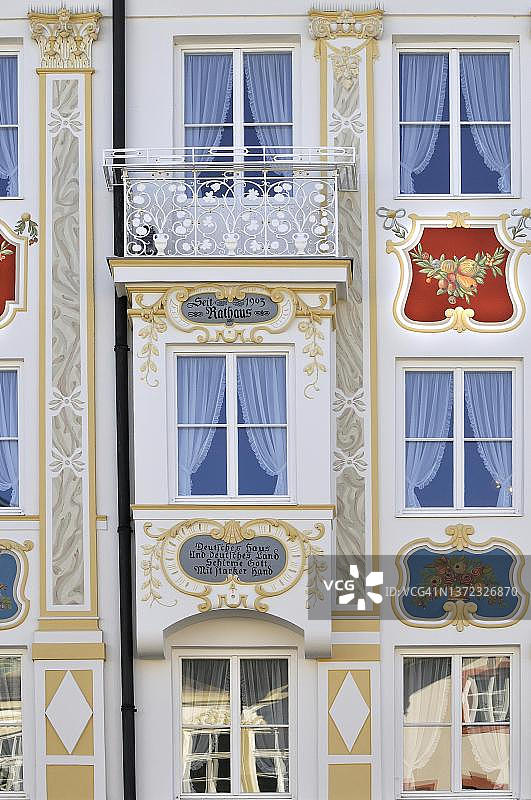 带有壁画的建筑立面，巴特特尔茨市政厅，德国巴伐利亚图片素材