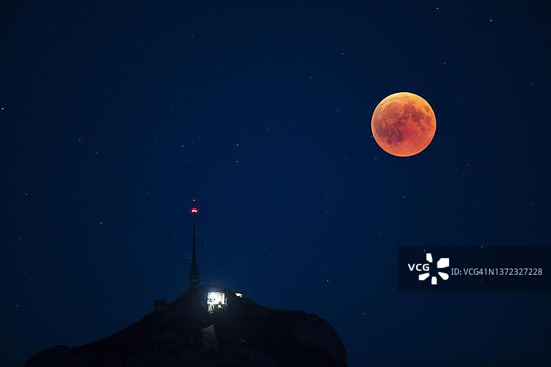 瑞士霍恩卡斯滕山站上空的月食图片素材