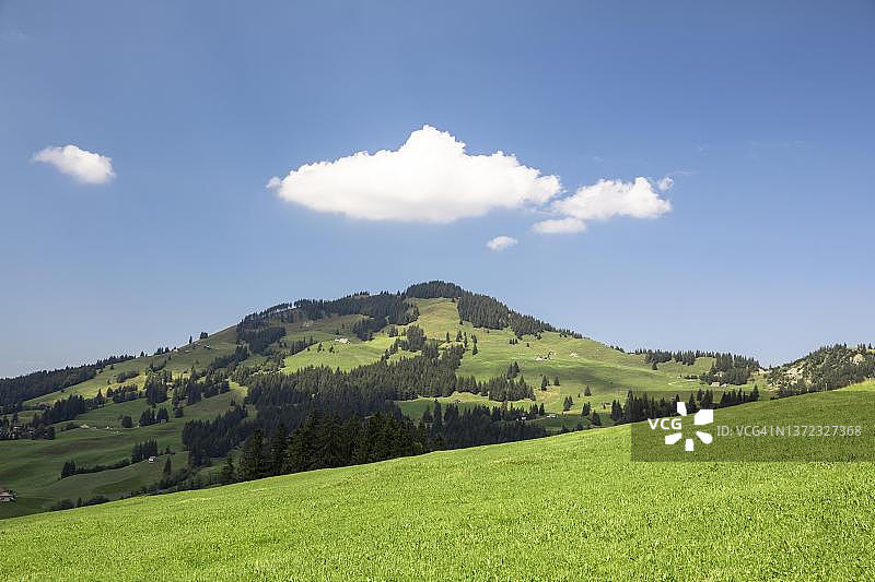 阳光明媚的夏日，阿尔卑斯山，Appenzell，瑞士图片素材