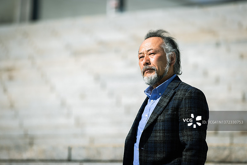 穿着休闲服装的年长商人肖像图片素材