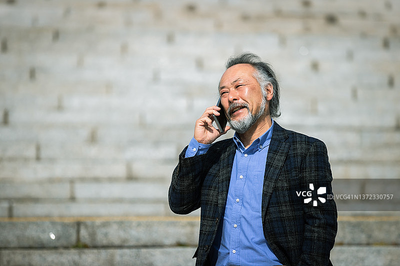 穿着休闲服装的年长商人肖像图片素材