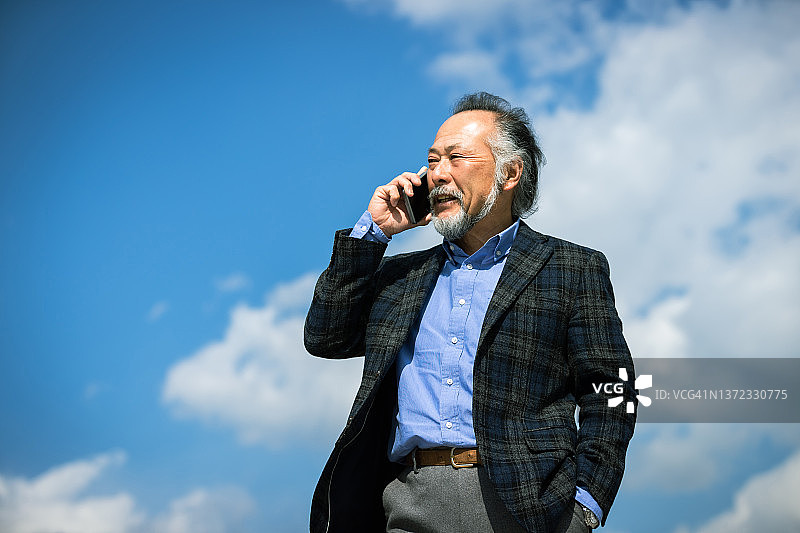 穿着休闲服装的年长商人肖像图片素材