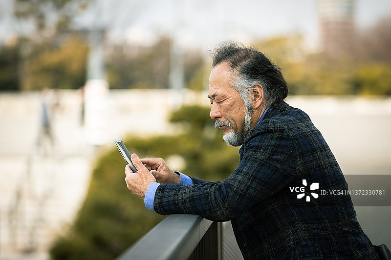 穿着休闲服装的年长商人肖像图片素材